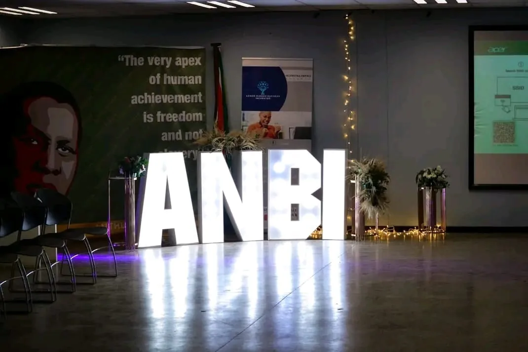 A model on the runway in front of the illuminated ANBI letters