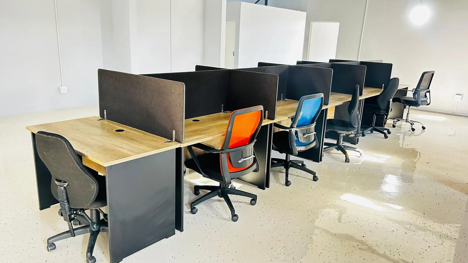 Open-plan workstations for incubated founders
